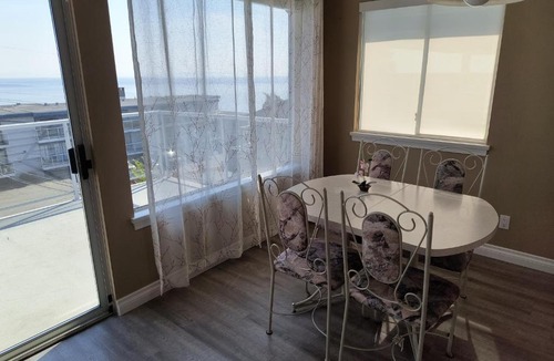 White Rock House | Family Guest House Cozy Room