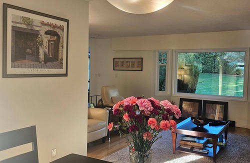 Saanich House | Family Lakehouse on Elk Lake, with direct access to lake, beaches and trails.