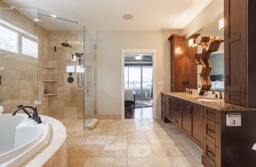 Central Okanagan House | FAMILY OASIS IN THE ❤️ OF KELOWNA WITH 6 BED/3 BATH + GARDEN VIEW DECK + HOT TUB