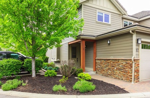 Central Okanagan House | FAMILY oriented complex- Includes boat slip - LONG TERM RENTALS ONLY