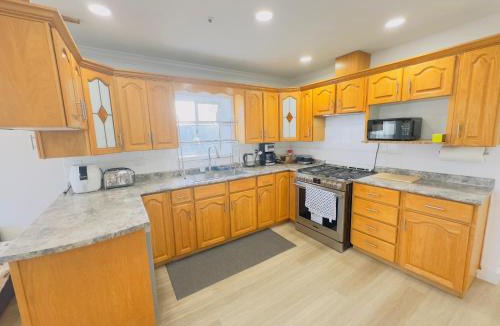 Sunset House | Family Retreat sleeps 12 Near YVR Airport, Downtown