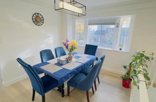 Sunset House | Family Retreat sleeps 12 Near YVR Airport, Downtown