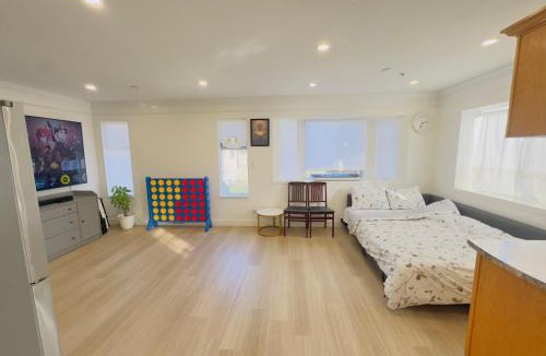 Sunset House | Family Retreat sleeps 12 Near YVR Airport, Downtown