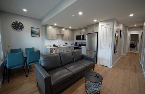Sage Hill House | Family stay 2BR KING+QUEEN Suite |Private Parking|Board games