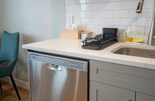 Sage Hill House | Family stay 2BR KING+QUEEN Suite |Private Parking|Board games