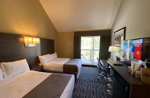 East Kootenay Resort | Family Suite - 2 Double Bed and 1 King Bed