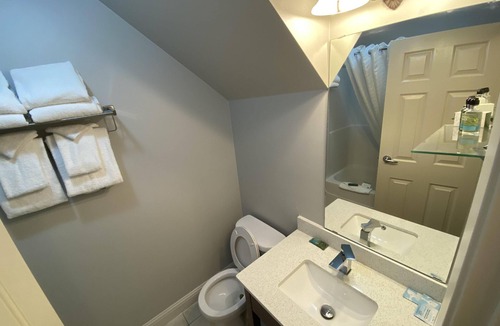 East Kootenay Resort | Family Suite - 2 Double Bed and 1 King Bed