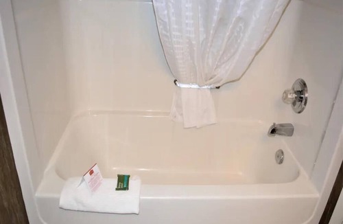 East Kootenay Resort | Family Suite - 2 Double Bed and 1 King Bed