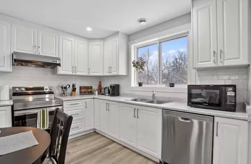 Kitchener Apartment | Family Suite 3 bedroom 4 beds + Loft Playroom/Office Walk to Downtown!