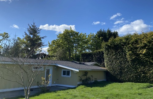 Cordova Bay Cottage | Farmers Cottage