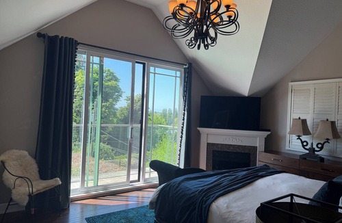 Kerrisdale House | MAJOR INTERNATIONAL SPORTING EVENT! RESORT STYLE LIVING Pool, hot tub, gym, cold plunge, sauna 4 Bed sleeps 8