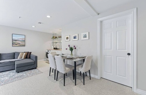 Dunbar Villa | MAJOR INTERNATIONAL SPORTING EVENT Stay l 2BR Lower Suite for 6 l Dunbar Vancouver