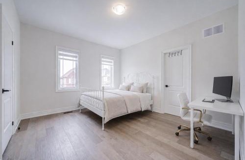 East Gwillimbury House | Five Bedroom Whole Home with Parking near Newmarket