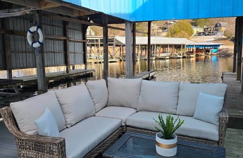 Gores Landing Cabin | Floating Cabin Retreat near Toronto