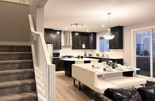 Southwest Calgary House | Flowealth Property Luxury Villa 6BR Sleeps 17 Near Lake Netflix TV Wifi