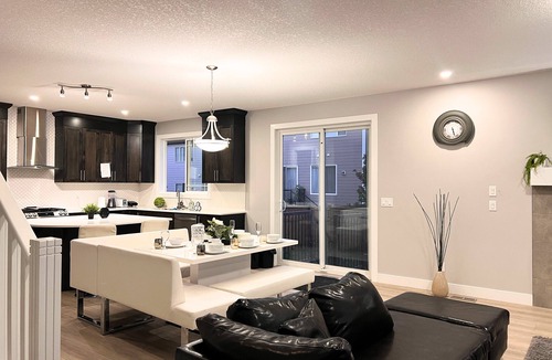 Southwest Calgary House | Flowealth Property Luxury Villa 6BR Sleeps 17 Near Lake Netflix TV Wifi