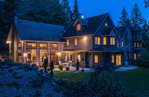 Roberts Creek House | Forest Escape: Luxury Retreat for Large Groups