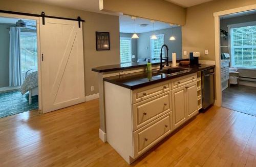 Anmore House | Forest Retreat Suite Near Lakes, Trails&SkyTrain