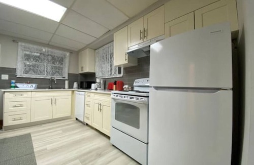 Winnipeg House | French district Main floor of the duplex house - clean and quiet - Pet Friendly!