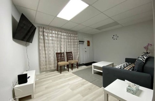 Winnipeg House | French district Main floor of the duplex house - clean and quiet - Pet Friendly!