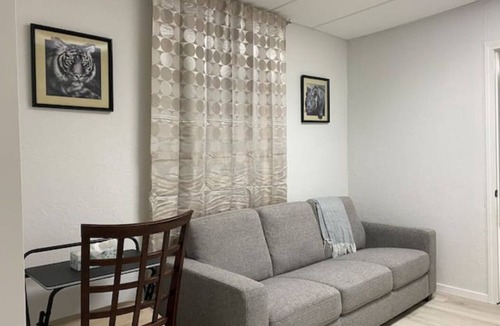 Winnipeg House | French district Main floor of the duplex house - clean and quiet - Pet Friendly!