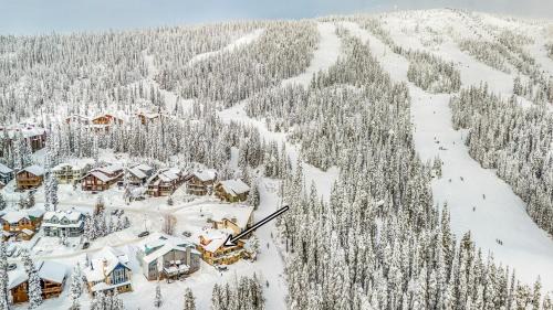 Snow Pine Estates House | Fresh Tracks Retreat Ski In Out Mtn View Hot Tub