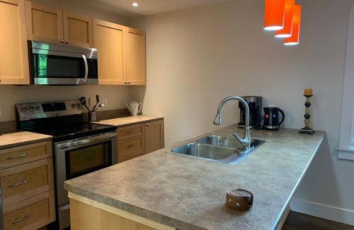 Halifax House | Full Apartment Steps from Chocolate Lake