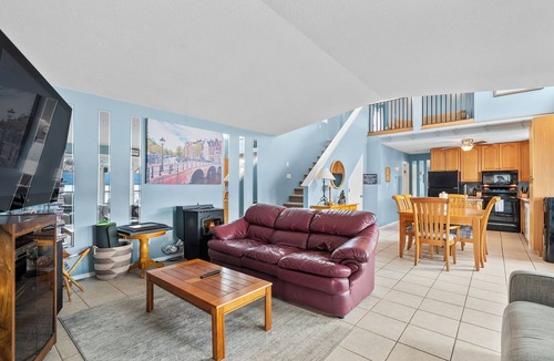 Celista House | Full Lake Front Cabin on the Shuswap! Sleeps 13