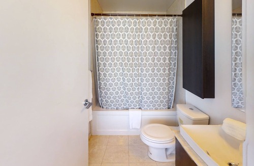 Toronto Entertainment District Apartment | Fully-Equipped 3-BR Condo in DT Toronto