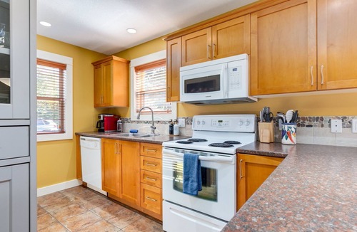 Regional District of Nanaimo Cabin | Fully-equipped near Rathtrevor Beach!