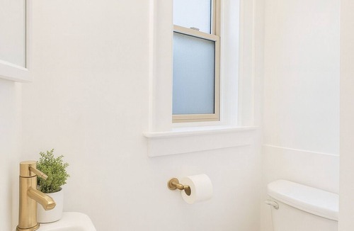 East Avenue Apartment | Fully equipped studio with fast WiFi and a dedicated workspace.