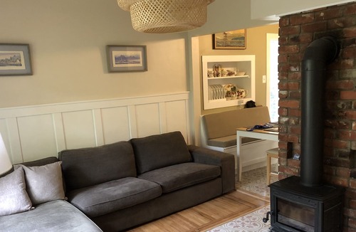 Gorge -Tillicum Area Cottage | Fully renovated city cottage