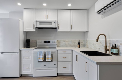 Kamloops House | Fun + Private West-End King Suite, Centrally Located Near TRU+RIH