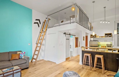 Inner Harbour Apartment | Funky Heritage Loft in the 💜 of Downtown