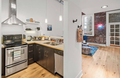 Inner Harbour Apartment | Funky Heritage Loft in the 💜 of Downtown