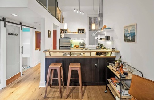 Inner Harbour Apartment | Funky Heritage Loft in the 💜 of Downtown