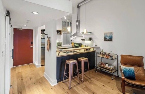 Inner Harbour Apartment | Funky Heritage Loft in the 💜 of Downtown