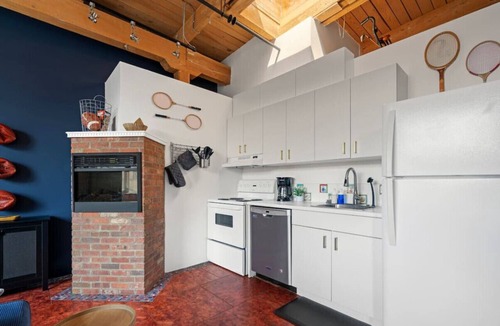 Downtown Edmonton Apartment | Game Day Getaway | AirCon | 5 min Rogers | Parking