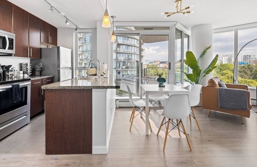 Strathcona Apartment | GardenView Modern Condo +Parking +Gym +Pool