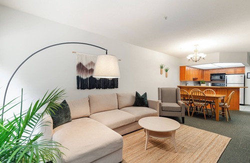 Upper Village Apartment | Gateway to PEAK 2 PEAK sightseeing Rooftop Hot Tub Free Parking Pets Allowed