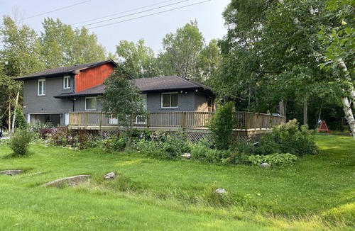 Clearview Township House | Georgian Bay Cozy 4 Bedroom House by the water