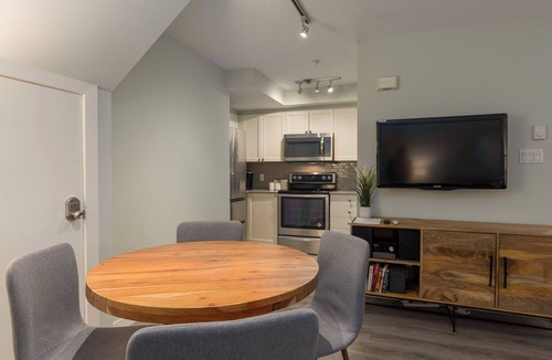 Village North House | Glaciers Reach - Village North, Private Hot Tub & Shared Pool , Free Parking