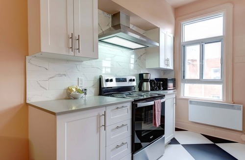 Hochelaga Apartment | Glamorous getaway | Near Subway | Fireplace | AC | Wi-Fi