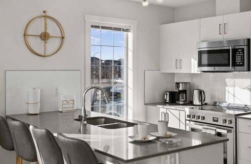 Cranston Apartment | GLOBALSTAY. 3 BR TH View of the Hills