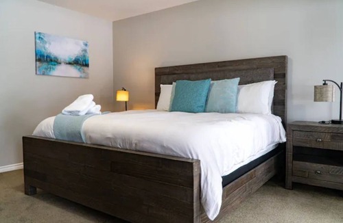 Golden House | Golden Accommodations - 4 Bed 2 bunkbeds , 2 bathrooms.
