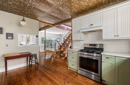 Wellington House | Golden Field Farmhouse @stayinpec