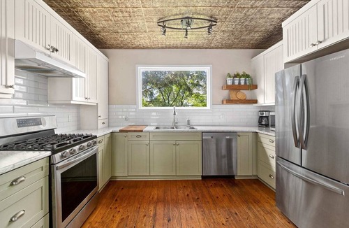 Wellington House | Golden Field Farmhouse @stayinpec