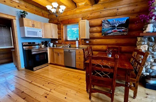 Golden Cabin | Golden Rustic Cabin Getaway|Loft & Mountain Views!