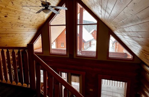 Golden Cabin | Golden Rustic Cabin Getaway|Loft & Mountain Views!