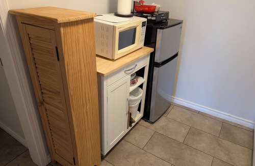 Alert Bay House | Gordie's Inn & Suites
